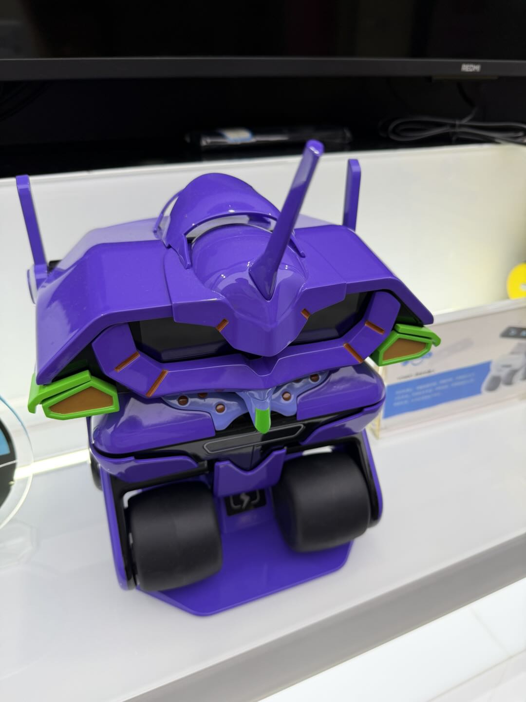 紫色、绿色和橙色装甲造型的 YONBO STEP 定制机身实物原型